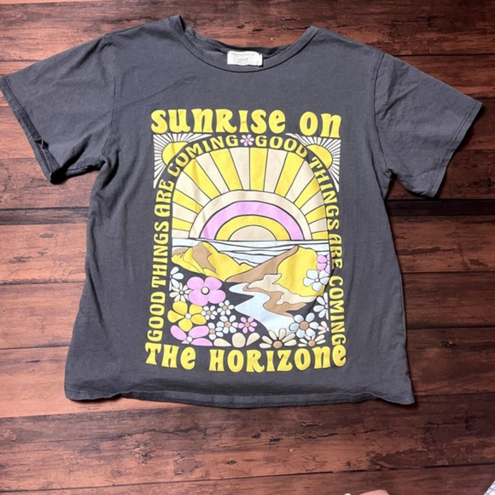 Philosophy of Love Gray Sunshine‎ on the Horizone Crop Short Sleeve Shirt Size S